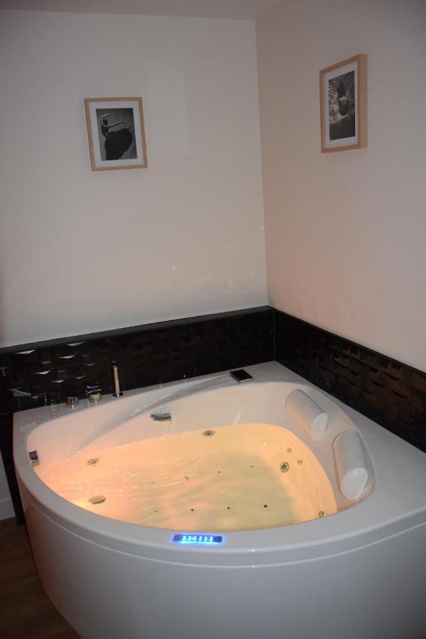 Au Fil De L'O Bed & Breakfast Bisseuil ภายนอก รูปภาพ